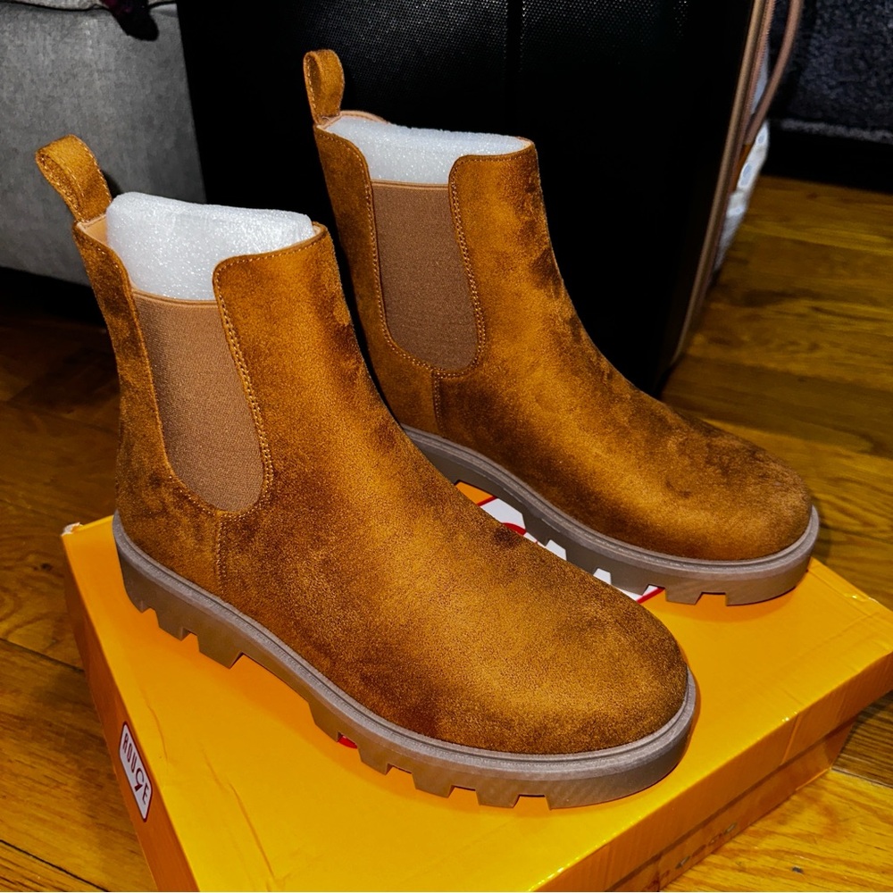 Brown suede Chelsea boots 🤎